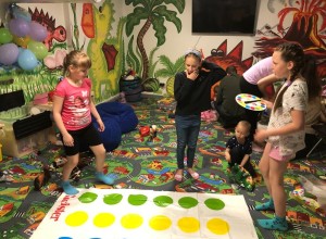 Děti hrající Twister